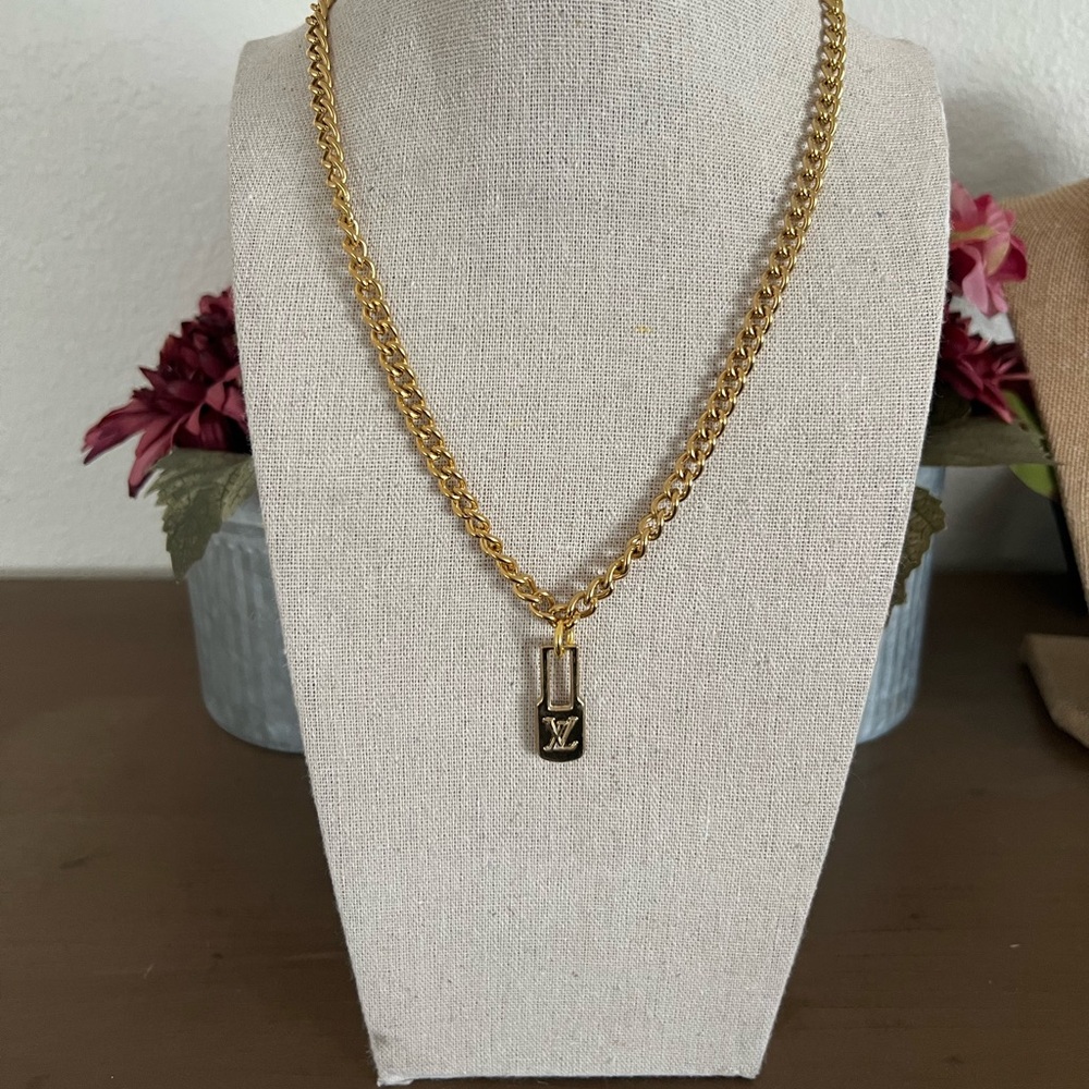 Zipper pull neclace